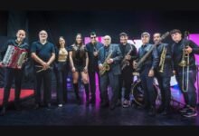 Norberto Kuky Arias con su saxo en el escenario del Teatro del Libertador