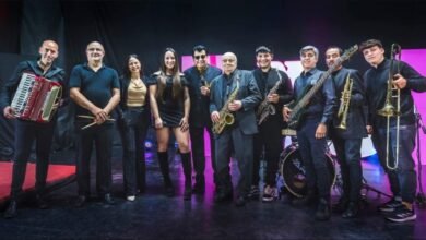 Norberto Kuky Arias con su saxo en el escenario del Teatro del Libertador