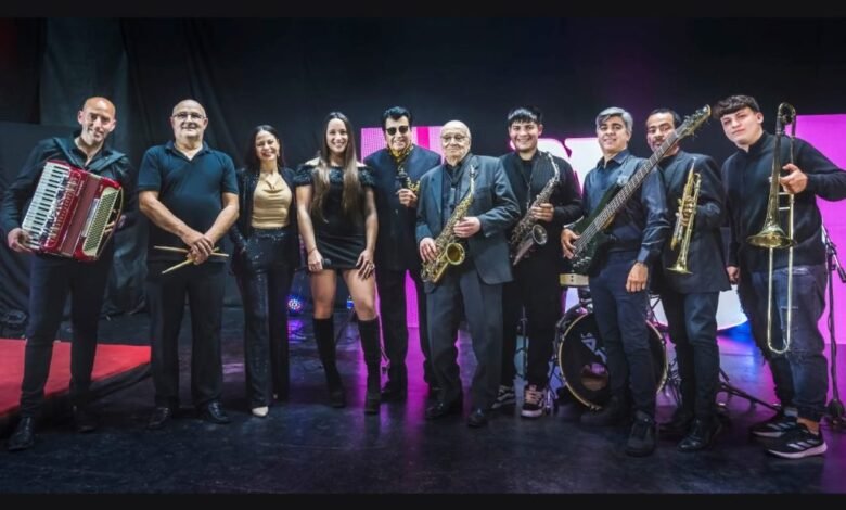 Norberto Kuky Arias con su saxo en el escenario del Teatro del Libertador