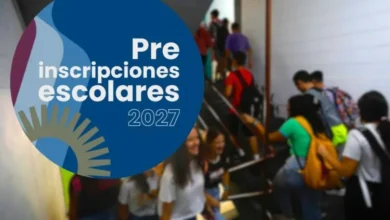 Familia cordobesa realizando la preinscripción en línea para secundaria 2027