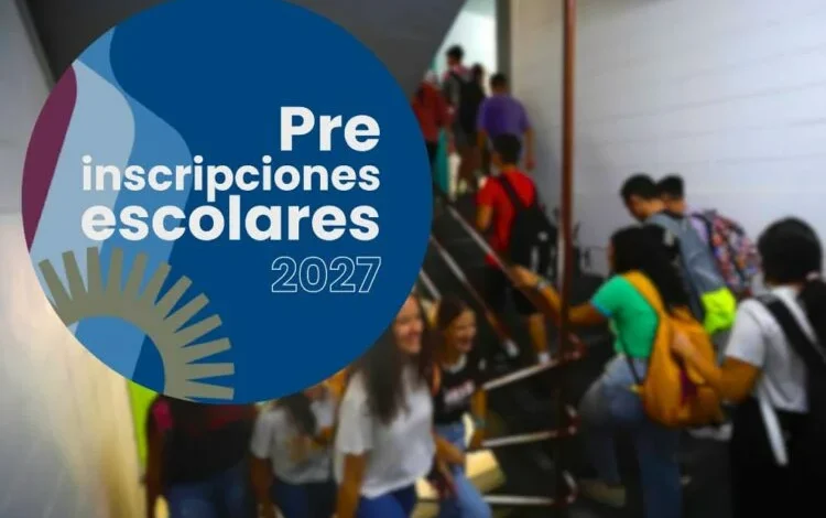 Familia cordobesa realizando la preinscripción en línea para secundaria 2027