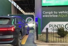 Cargador público de vehículos eléctricos instalado en la plaza del centro de Córdoba, parte de la red Puntos E de EPEC