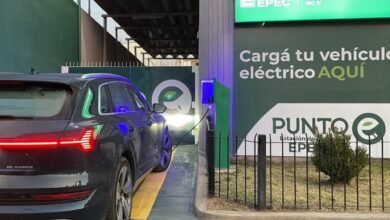 Cargador público de vehículos eléctricos instalado en la plaza del centro de Córdoba, parte de la red Puntos E de EPEC