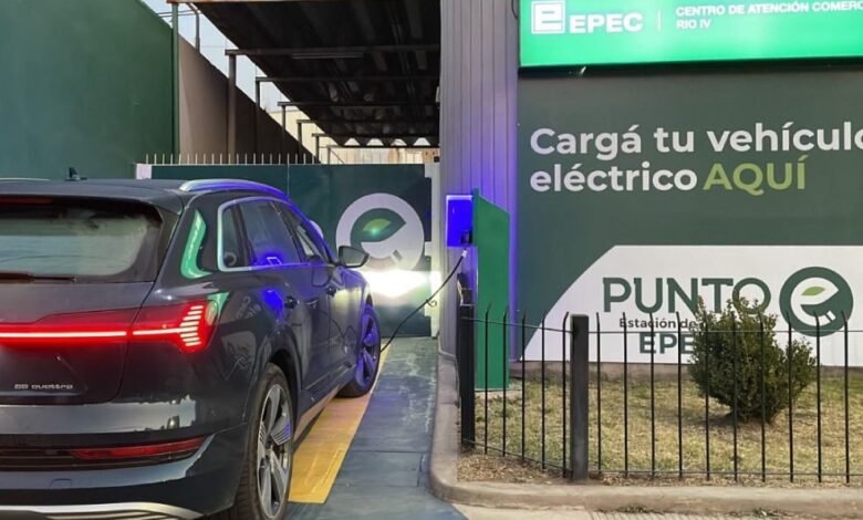 Cargador público de vehículos eléctricos instalado en la plaza del centro de Córdoba, parte de la red Puntos E de EPEC