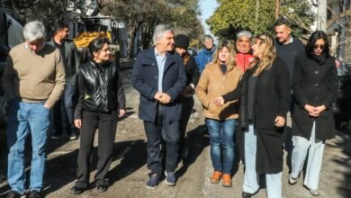 Obra de repavimentación en la calle Antonio del Viso, Alta Córdoba, con maquinaria y trabajadores en acción