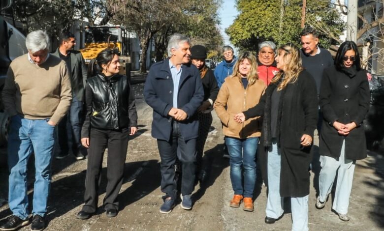 Obra de repavimentación en la calle Antonio del Viso, Alta Córdoba, con maquinaria y trabajadores en acción