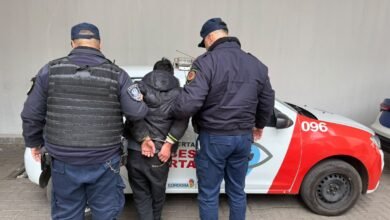 Operativo de Cordobeses en Alerta en Villa Argentina recuperando una mochila con dinero