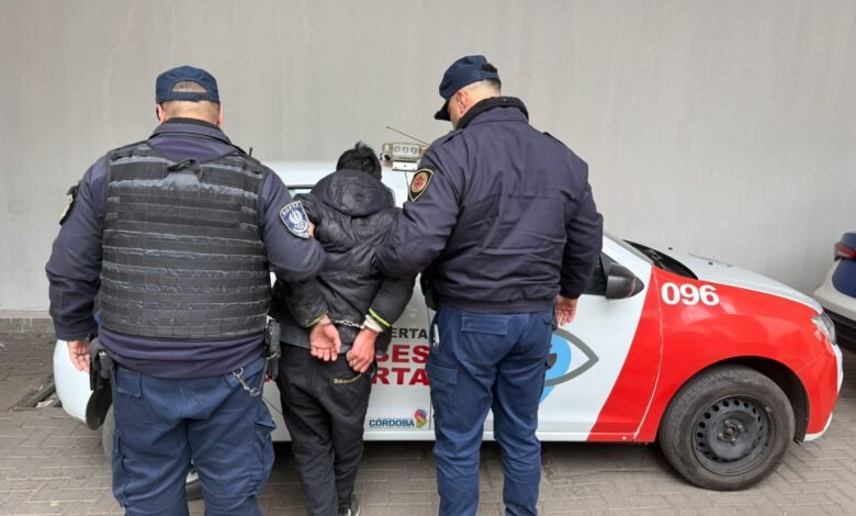 Operativo de Cordobeses en Alerta en Villa Argentina recuperando una mochila con dinero