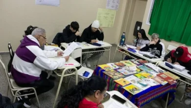 Estudiantes de la Educación de Jóvenes y Adultos en una aula de la DGEJyA en Córdoba