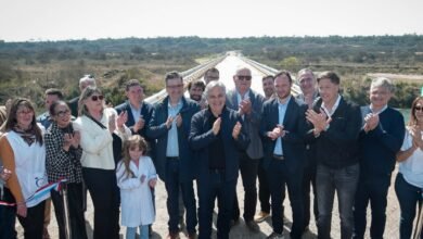 Gobernador Martín Llaryora corta cinta inaugural de los accesos al puente sobre el río Ctalamochita en Los Potreros, rodeado de autoridades y productores.