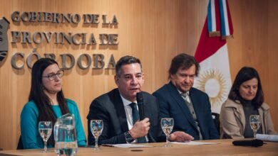 Familia reunida frente al Centro Cívico del Bicentenario durante la presentación de la campaña ‘La tierra habla’