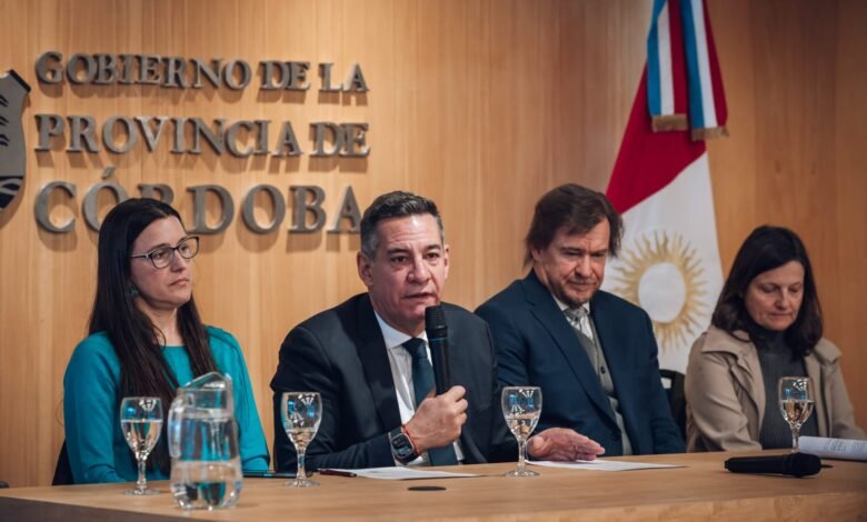 Familia reunida frente al Centro Cívico del Bicentenario durante la presentación de la campaña ‘La tierra habla’