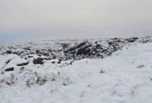 Carretera cubierta de nieve y hielo en el paso de las Altas Cumbres, Sierra Grande, Córdoba