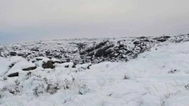 Carretera cubierta de nieve y hielo en el paso de las Altas Cumbres, Sierra Grande, Córdoba