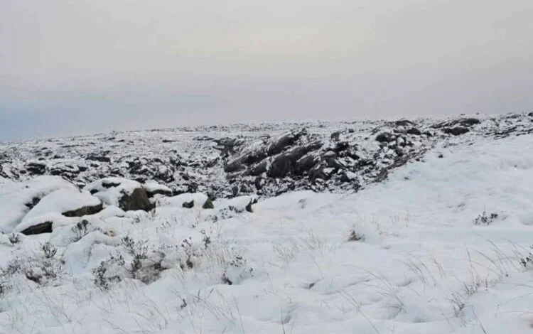Carretera cubierta de nieve y hielo en el paso de las Altas Cumbres, Sierra Grande, Córdoba