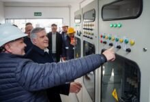 Gobernador Martín Llaryora corta cinta inaugural de la obra de saneamiento cloacal en Almafuerte