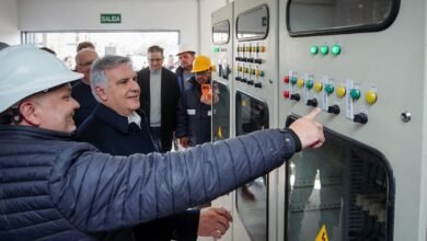 Gobernador Martín Llaryora corta cinta inaugural de la obra de saneamiento cloacal en Almafuerte