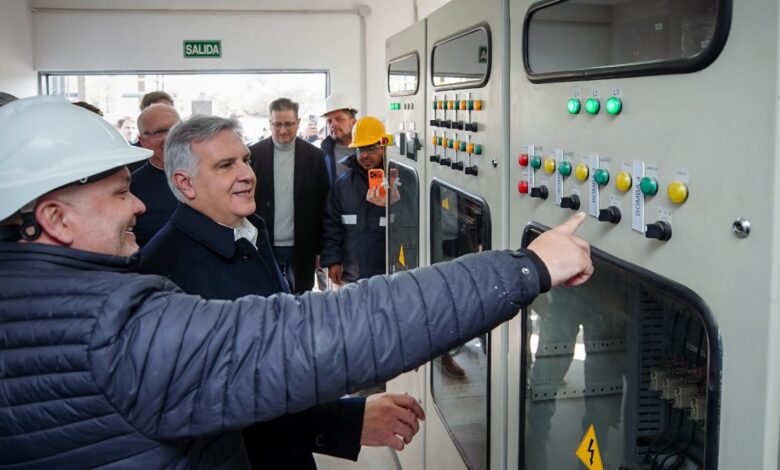 Gobernador Martín Llaryora corta cinta inaugural de la obra de saneamiento cloacal en Almafuerte