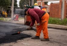 Obreros asfaltando una calle del barrio Santa Isabel tras el bacheo integral