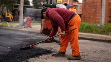 Obreros asfaltando una calle del barrio Santa Isabel tras el bacheo integral