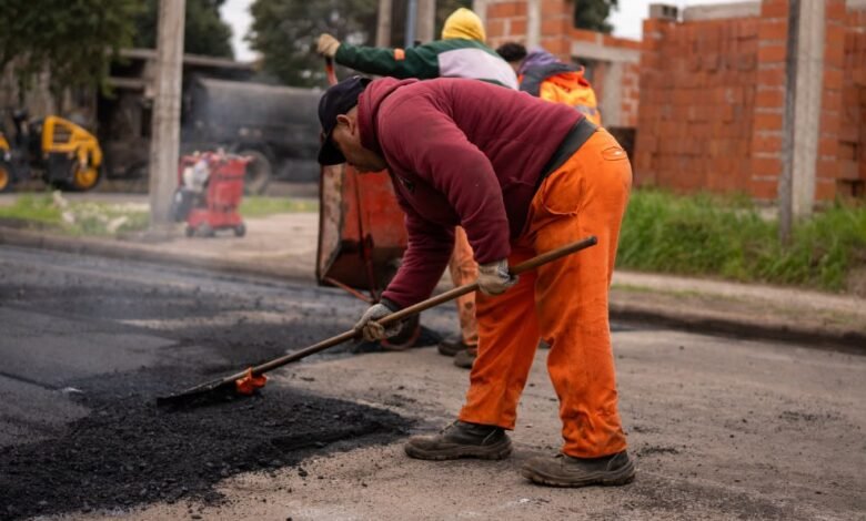 Obreros asfaltando una calle del barrio Santa Isabel tras el bacheo integral