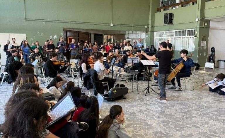 Orquesta Sinfónica Oceánica y coros en el escenario del Teatro Real de Córdoba