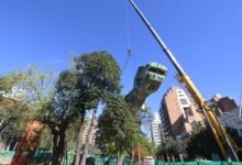 Dinosaurio gigante de dos pisos instalado en el Parque de las Tejas, Córdoba