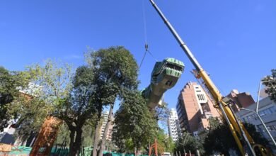 Dinosaurio gigante de dos pisos instalado en el Parque de las Tejas, Córdoba