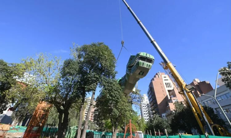 Dinosaurio gigante de juego infantil instalado en el Parque de las Tejas, Córdoba