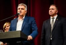 Gobernador Martín Llaryora en el Teatro del Libertador durante la entrega de reconocimientos a docentes