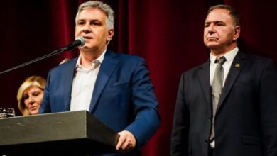 Gobernador Martín Llaryora en el Teatro del Libertador durante la entrega de reconocimientos a docentes