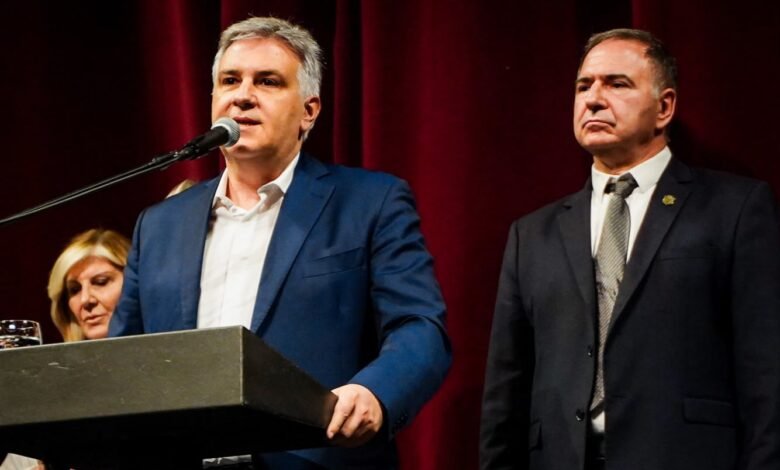 Gobernador Martín Llaryora en el Teatro del Libertador durante la entrega de reconocimientos a docentes