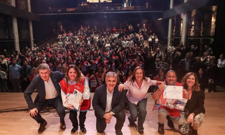 Gobernador Martín Llaryora presenta el programa Hola Familia junto a autoridades cordobesas