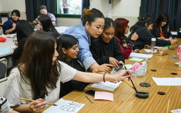 Estudiantes de secundaria cordobesa aprendiendo chino mandarín en el aula