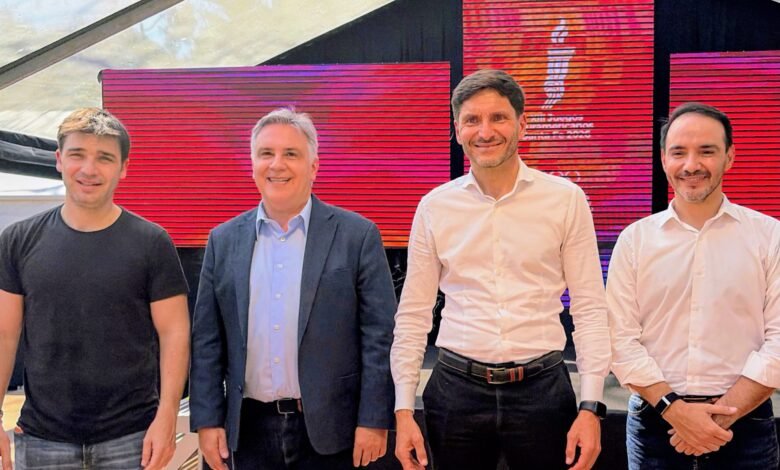 Gubernador Llaryora con la delegación cordobesa en los Juegos Suramericanos 2026