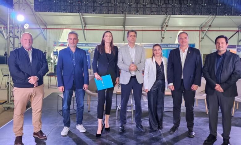 Ministro Fernando Sibilla anunciando el convenio de capacitación en parques industriales de Córdoba
