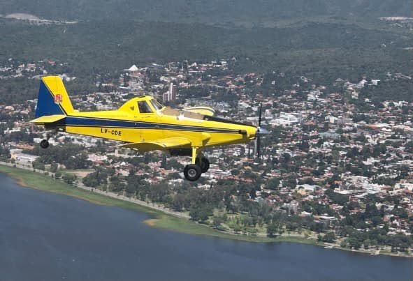 Avión hidrante sobre la pista de Pocho listo para combatir incendios en Córdoba