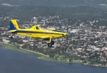 Avión hidrante AT-802 sobrevolando la zona serrana de Córdoba durante el operativo de prevención de incendios