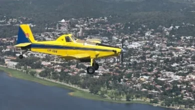 Avión hidrante AT-802 sobrevolando la zona serrana de Córdoba durante el operativo de prevención de incendios