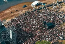 Multitud de visitantes disfrutando las celebraciones del Día de la Primavera en Embalse, Córdoba