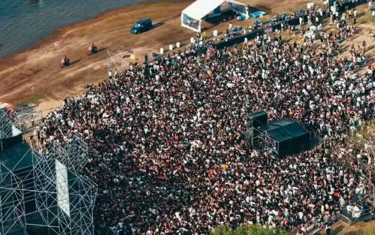 Multitud de visitantes disfrutando las celebraciones del Día de la Primavera en Embalse, Córdoba