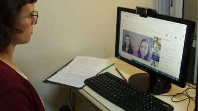 Docentes cordobeses compartiendo experiencias de Educación Sexual Integral en una transmisión en vivo