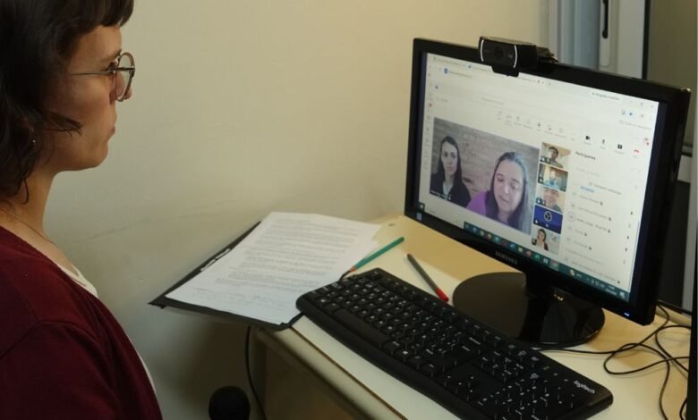 Docentes cordobeses compartiendo experiencias de Educación Sexual Integral en una transmisión en vivo