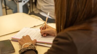 Funcionario del Ministerio de Educación de Córdoba revisando documentación de títulos docentes