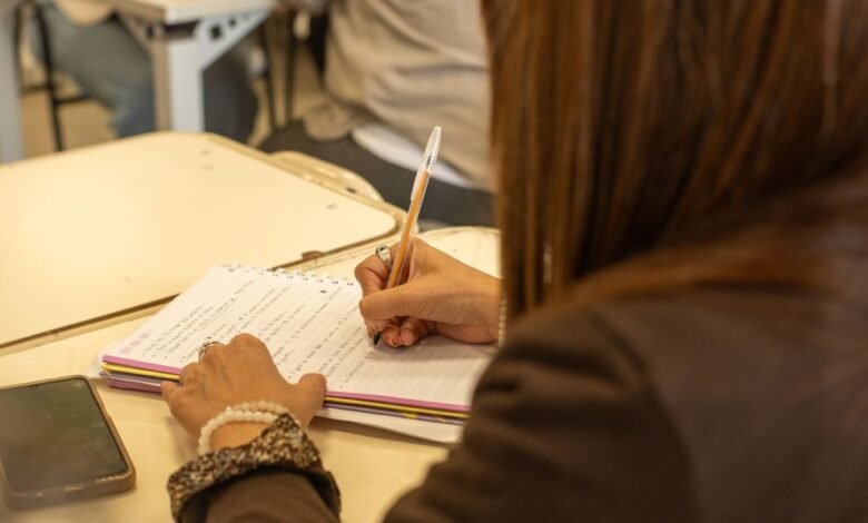 Funcionario del Ministerio de Educación de Córdoba revisando documentación de títulos docentes