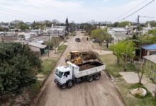 obra de pavimentación en San Felipe, Córdoba, con maquinaria y trabajadores