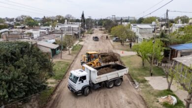 obra de pavimentación en San Felipe, Córdoba, con maquinaria y trabajadores