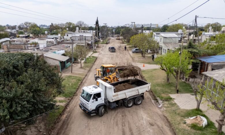obra de pavimentación en San Felipe, Córdoba, con maquinaria y trabajadores