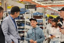 Thiago Príncipe dentro de la planta de CNH en Córdoba, observando la línea de ensamblaje de tractores