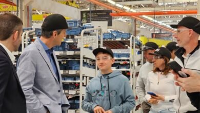 Thiago Príncipe dentro de la planta de CNH en Córdoba, observando la línea de ensamblaje de tractores